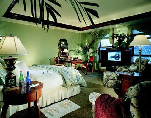 Deluxe King Room interior